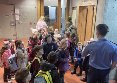 Garda station tour - Garda officer talking to children